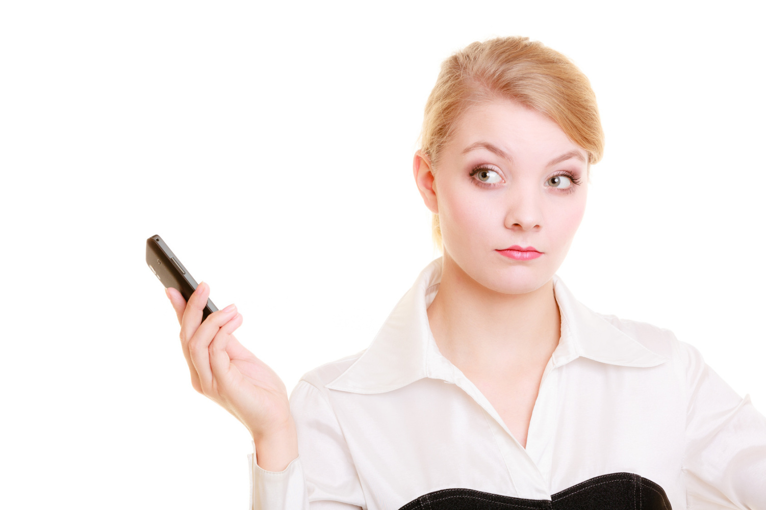 Frau hält Handy mit strengem Blick von sich weg. Aaden Detektei Leipzig, Detektiv Leipzig
